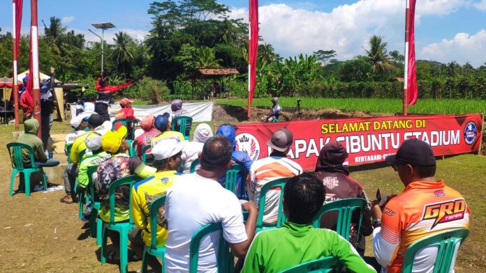 Keterangan Foto: Para peserta sedang menunggu giliran untuk perlombaan putaran kelima, Liga Merpati Ciamis, di Lapak Cibuntu, Sabtu (19/07/2025).