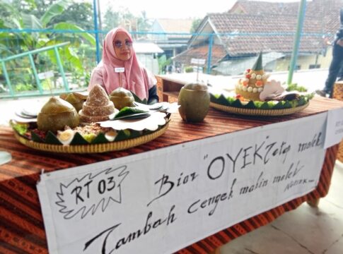 Ketpot: Nasi Oyek saat disajikan dalam kegiatan budaya Hajat Lembur Kuring Desa Bangbayang Kecamatan Cipaku Kabupaten Ciamis