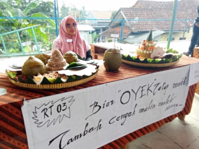 Ketpot: Nasi Oyek saat disajikan dalam kegiatan budaya Hajat Lembur Kuring Desa Bangbayang Kecamatan Cipaku Kabupaten Ciamis