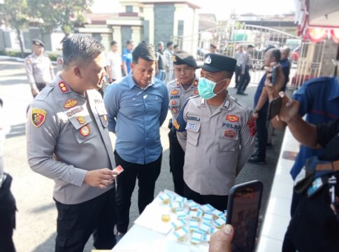 Ketpot: Kapolres Ciamis AKBP Hidayatullah saat pelaksanaan tes urine