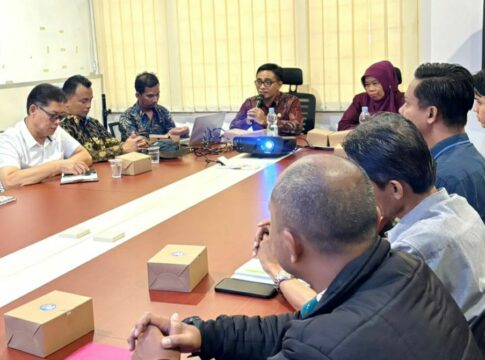 Keterangan Foto: Kepala Disnaker Ciamis, Dase Fadli Yusdy Mubarak, SH, ketika memberikan sambutan dalam acara Sosialisasi Pencegahan dan Penyelesaian Perselisihan Hubungan Industrial, Mogok Kerja, dan Penutupan Perusahaan di Aula Disnaker Ciamis, Kamis (24/07/2025).