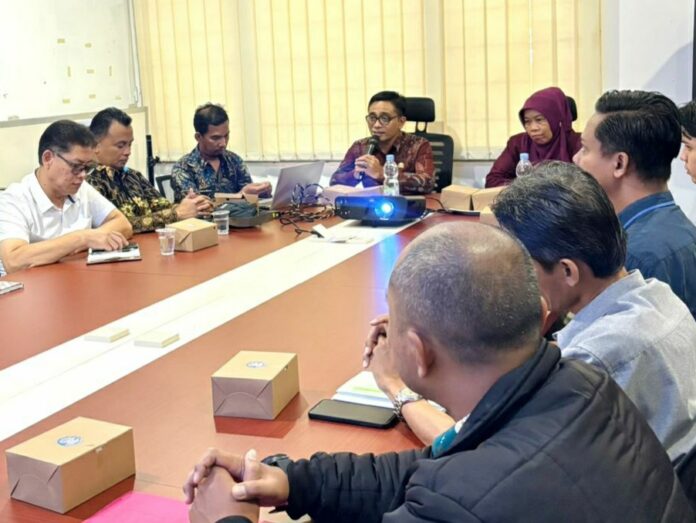 Keterangan Foto: Kepala Disnaker Ciamis, Dase Fadli Yusdy Mubarak, SH, ketika memberikan sambutan dalam acara Sosialisasi Pencegahan dan Penyelesaian Perselisihan Hubungan Industrial, Mogok Kerja, dan Penutupan Perusahaan di Aula Disnaker Ciamis, Kamis (24/07/2025).