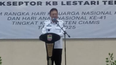 Keterangan Foto: Bupati Ciamis, Dr. H Herdiat Sunarya ketika memberikan sambutan dalam acara Pemberian Apresiasi Pengelola Program Bangga Kencana dan Akseptor KB Lestari DP2KBP3A di Aula STIKes Muhammadiyah Ciamis, Rabu (30/07/2025).