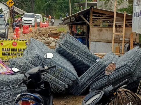 Kegiatan perbaikan ruas Jalan Mangunreja - Sukaraja Kabupaten Tasikmalaya.
