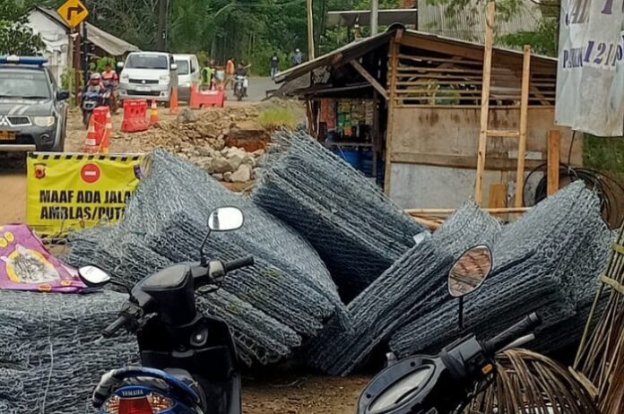 Kegiatan perbaikan ruas Jalan Mangunreja - Sukaraja Kabupaten Tasikmalaya.