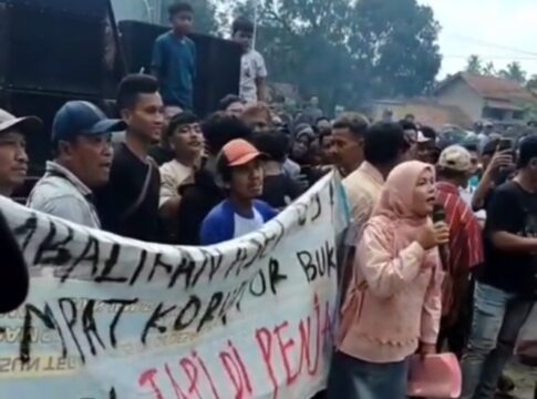 Poto: Tangkapan layar di Vidio tiktok saat YS melakukan Orasi di kantor desa Cicapar Pangandaran