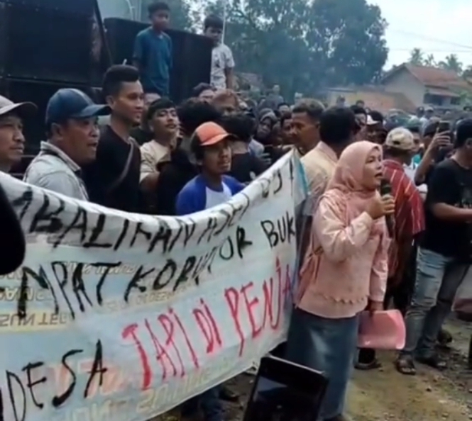 Poto: Tangkapan layar di Vidio tiktok saat YS melakukan Orasi di kantor desa Cicapar Pangandaran