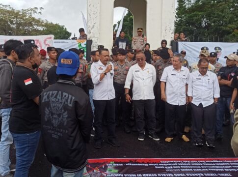 Unjuk rasa Fortabes Di depan gerbang masuk Setda Kabupaten Tasikmalaya.