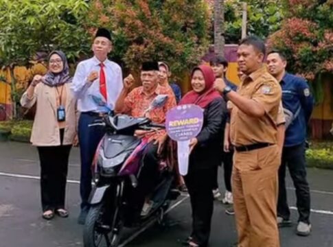 Ketpot: Kepala DPRKPLH Ciamis Giyatno dan Sekretaris DPRKPLH Ciamis Aris Taufik Abadi bersama Para penerima reward penabung sampah dan bank sampah unit dari Pemkab Ciamis
