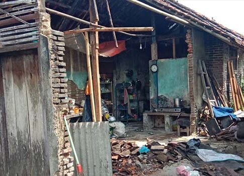 rumah ambruk