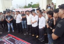 Aksi unjuk rasa di depan gerbang masuk gedung bupati Tasikmalaya.