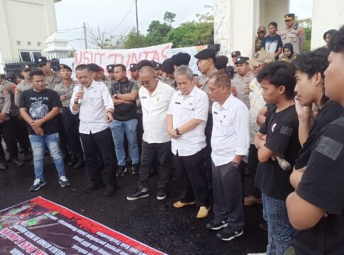Aksi unjuk rasa di depan gerbang masuk gedung bupati Tasikmalaya.