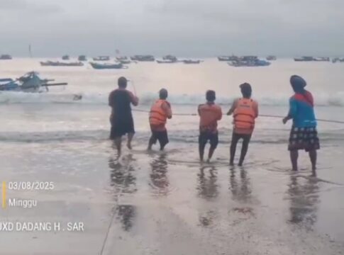 Poto: Tangkapan layar prosesi Evaluasi perahu terbalik di Pantai Barat Pangandaran