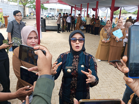 Poto: Bupati Pangandaran Citra Pitriyami saat di wawancarai wartawan usai peletakan batu pertama di RSUD Pandega