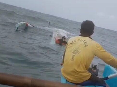 Poto: Nelayan Pangandaran saat evakuasi perahu terbalik milik nelayan warga Pacitan Jawa Timur.