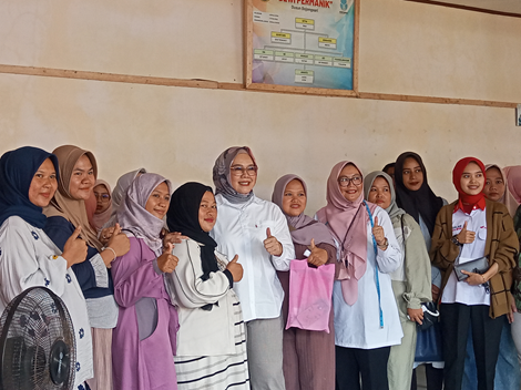 Poto: anggota DPR RI saat menyapa warga di Posyandu Dewi Permanik Desa Babakan, Kecamatan Pangandaran