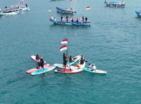 Poto: suasana bendera merah putih berkibar di laut Pangandaran.