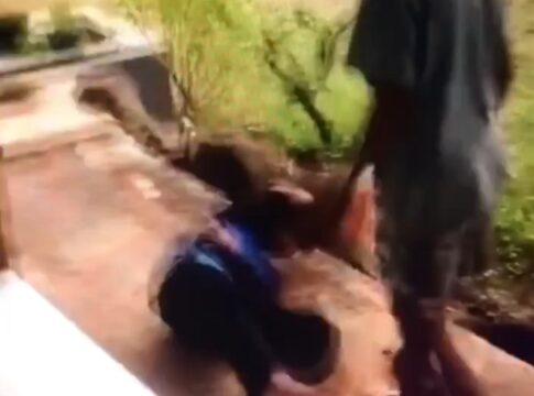 Poto: tangkapan layar Korban perundungan terjatuh di tanah.