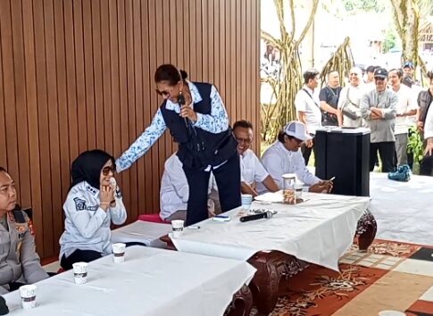 Poto: Momen Susi Pudjiastuti saat menoleh dan menyentuh ke bupati Pangandaran Citra Pitriyami.