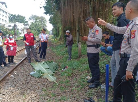 Seorang pria usia 30 tahun tewas tertabrak kereta commuter line (KRL) tujuan akhir Stasiun Padalarang, Kabupaten Bandung Barat. Peristiwa tersebut terjadi di pintu perlintasan Braga Kota Bandung Senin (4/8/2025).