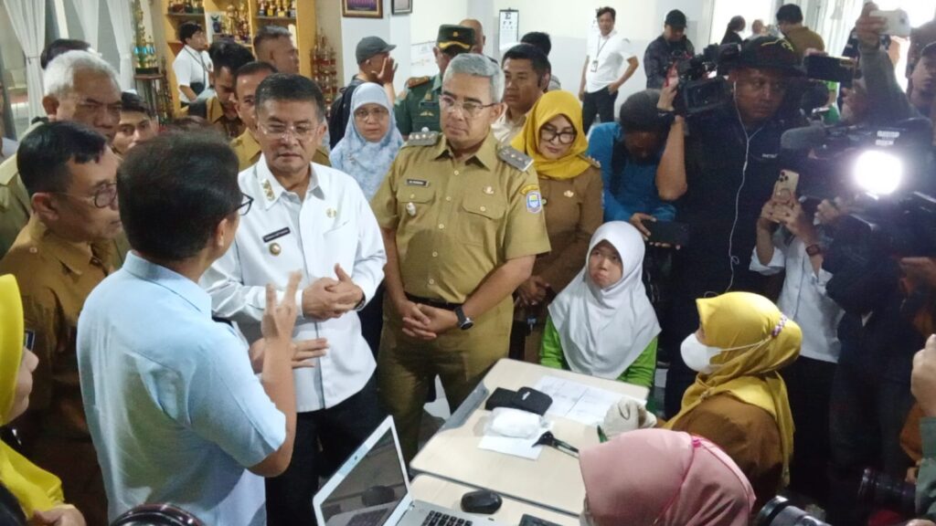 Menteri Kesehatan Republik Indonesia, Budi Gunadi Sadikin Bersama Wakil Gubernur Jawa Barat Erwan Setiawan, dan Wali Kota Bandung Erwin Saat Memulai Program Cek Kesehatan Gratis di SMP Negeri 5 Kota Bandung, Senin (4/8/2025).