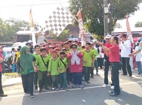Poto: Suasana saat pelepasan jalan sehat di kecamatan Padaherang Pangandaran