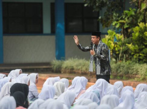Wakil Wali Kota Bandung Erwin, Saat Membuka Festival Pelajar Muslim (Felamus) 2025 di Lapangan SMAN 11 Bandung, Jumat (8/8/2025) -Ist-