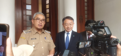 Wali Kota Bandung Muhammad Farhan Bersama Wali Kota Hamamatsu, Yusuke Nakano di Balas Kota Jalan Wastukencana Kota Bandung Jabar Senin (11/8/2025)