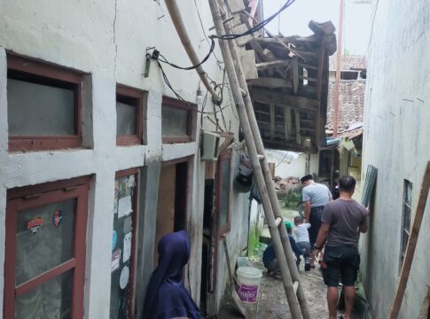Kondisi Rumah Aye Sutisna di Kp Kebon 7, RT01/RW04, Ciumbuleuit, Kecamatan Cidadap, Kota Bandung rubuh akibat dimakan usia