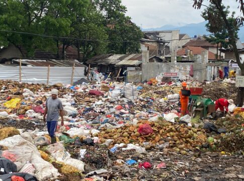 Tempat Pengolahan sampah di Pasar Induk Gedebage dengan menggunakan teknologi biodigester windrow composting menghasilkan berbagai produk bernilai ekonomi tinggi. Produk yang dihasilkan meliputi kompos cair, kompos padat, cocopeat, dan cocofiber dari sabut kelapa