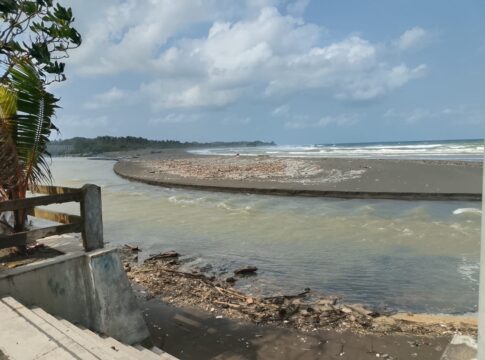 Poto: kondisi Pantai Desa Legokjawa Pangandaran Dipenuhi Sampah