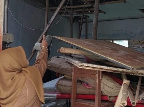 Poto: Kondisi atap SDN 4 Tunggilis, Kabupaten Pangandaran rusak parah akibat bangunan yang sudah tua dan lapuk dimakan usia
