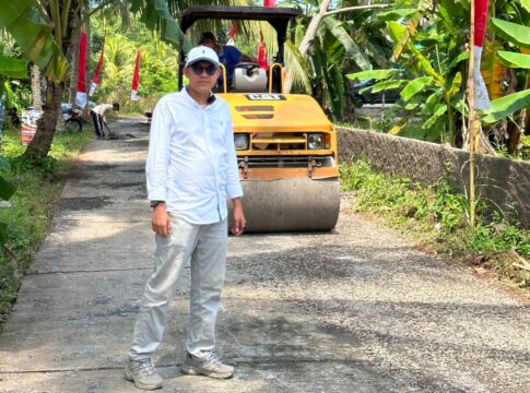 Poto: Roni Prans pengusaha muda asal Pangandaran bangun jalan untuk masyarakat. (Foto Istimewa)