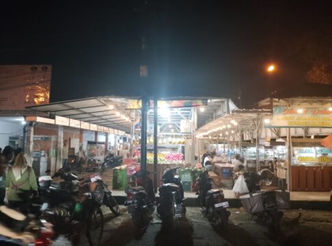 Poto: Suasana warung warung atau pedagang kaki lima di alun-alun Parigi Pangandaran