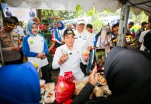 Wakil Wali Kota Bandung Erwin Saat Meninjau Langsung Bazar Murah di di Alun-alun Regol, Jalan Pasirluyu Selatan, Kecamatan Regol Rabu (20/8/2025) -Ist-