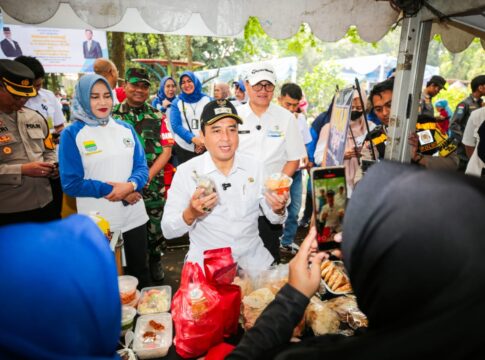 Wakil Wali Kota Bandung Erwin Saat Meninjau Langsung Bazar Murah di di Alun-alun Regol, Jalan Pasirluyu Selatan, Kecamatan Regol Rabu (20/8/2025) -Ist-