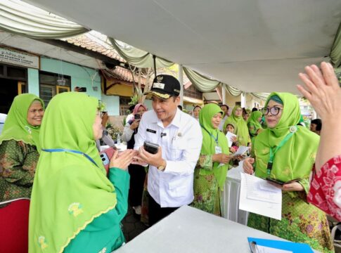 Wakil Wali Kota Bandung Erwin Saat Meninjau Cek Kesehatan Gratis (CKG) di Aula Pondok Pesantren Cijawura, Jalan Margasari Kecamatan Buahbatu Kota Bandung Rabu, (20/8/2025)-Ist-