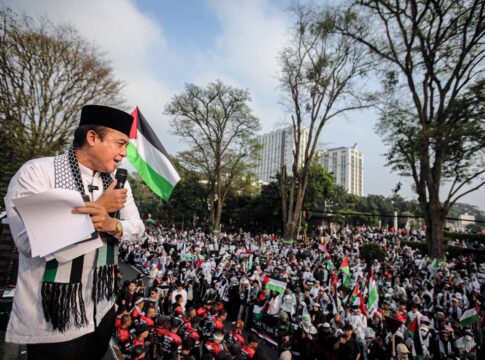 Wakil Wali Kota Bandung Erwin Saat Orasi Suarakan Solidaritas Untuk Palestina di Kawasan Gedung Sate Kota Bandung Minggu (24/8/2025) -Ist-