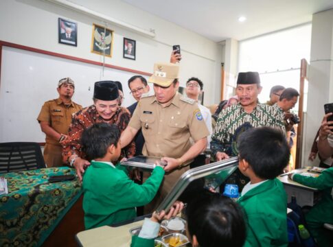 Wakil Wali Kota Bandung Erwin Saat Menghadiri Peluncuran Program Makan Bergizi Gratis (MBG) di Komplek Perguruan Muhammadiyah Antapani, Jalan Kadipaten Raya, Senin (25/8/2025) -Ist-