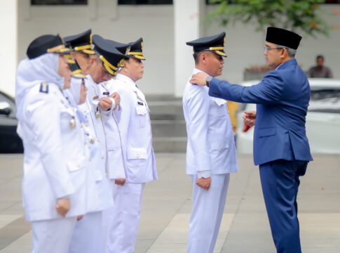 Kota Bandung, Muhammad Farhan melantik dan mengambil sumpah/janji 90 pejabat struktural di lingkungan Pemerintah Kota Bandung di Plaza Balai Kota Bandung, Senin, (25/8/2025) -Ist-