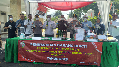 Caption: Kejari Banjar Sri Haryanto didampingi Kapolres Banjar AKBP Tyas Puji Rahadi, jajaran Polres Banjar dan jajaran Kejari Banjar