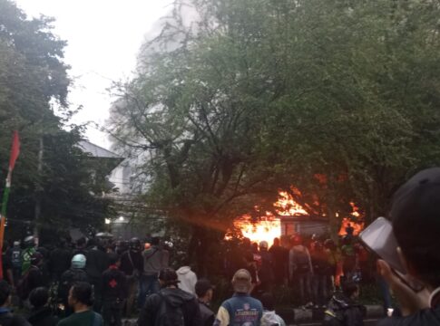 Ribuan massa dari ojek online (ojol) dan mahasiswa gelar aksi unjuk rasa di depan Gedung DPRD Jawa Barat Jalan Diponegoro Kota Bandung Jumat (29/8/2025).