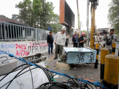 Wali Kota Bandung Muhammad Farhan Saat Meninjau Langsung Infrastruktur Yang Rusak Akibat Aksi Unjuk Rasa di DPRD Jabar -Ist-