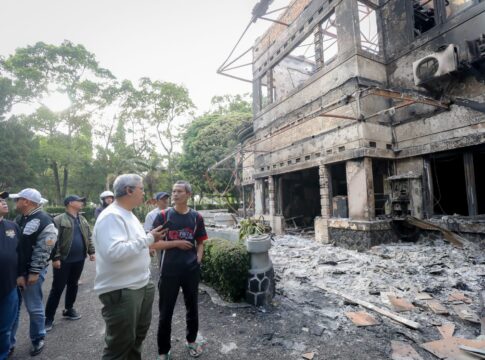 Wali Kota Bandung Muhammad Farhan Saat Meninjau Langsung Kondisi Gedung Cagar Budaya Yang Hangus Terbakar Pasca Aksi Unjuk Rasa -Ist-