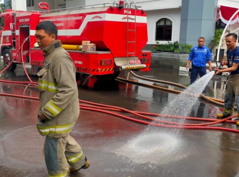 Dinas Pemadam Kebakaran dan Penyelamatan (Diskarmat) Kota Bandung menerjunkan puluhan personel untuk membersihkan sisa-sisa unjuk rasa -Ist-