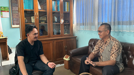 Shenna Rizkantya bersilaturahmi bersama Kepala Sekolah (Kepsek) SMP Negeri 1 Ciamis adalah Asep Surur