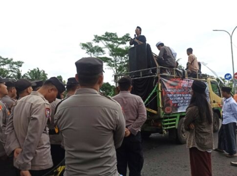 Aliansi Santri Kabupaten Tasikmalaya menggelar aksi unjuk rasa di depan gerbang masuk gedung bupati.