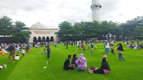 Pemerintah Kota (Pemkot) Bandung menganggarkan Rp. 4 miliar untuk proyek penataan tahap dua taman Alun-Alun Bandung
