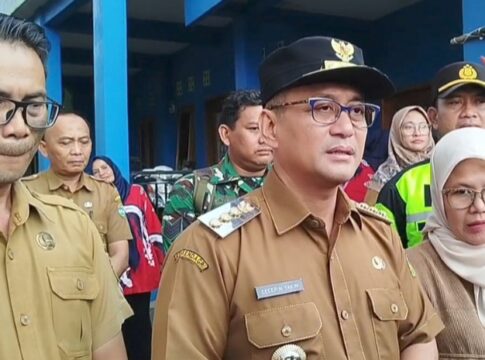 Bupati Tasikmalaya Cecep Nurul Yakin meninjau lokasi bencana longsor di Desa Cidugaleun Kecamatan Cigalontang Kabupaten Tasikmalaya.