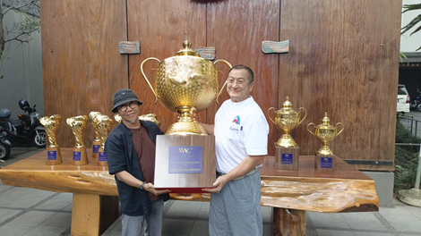 Sebuah trofi mewah hasil kolaborasi antara desainer Indonesia dan UMKM asal Boyolali menjadi simbol kemenangan di ajang bergengsi World Nishikigoi Club (WNC) yang digelar di Hiroshima, Jepang